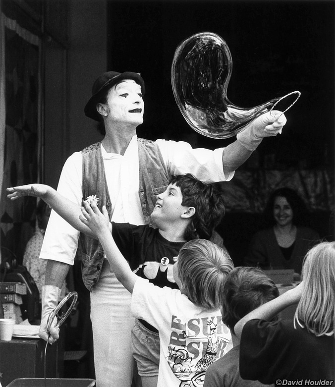 Clown, bubble and kids